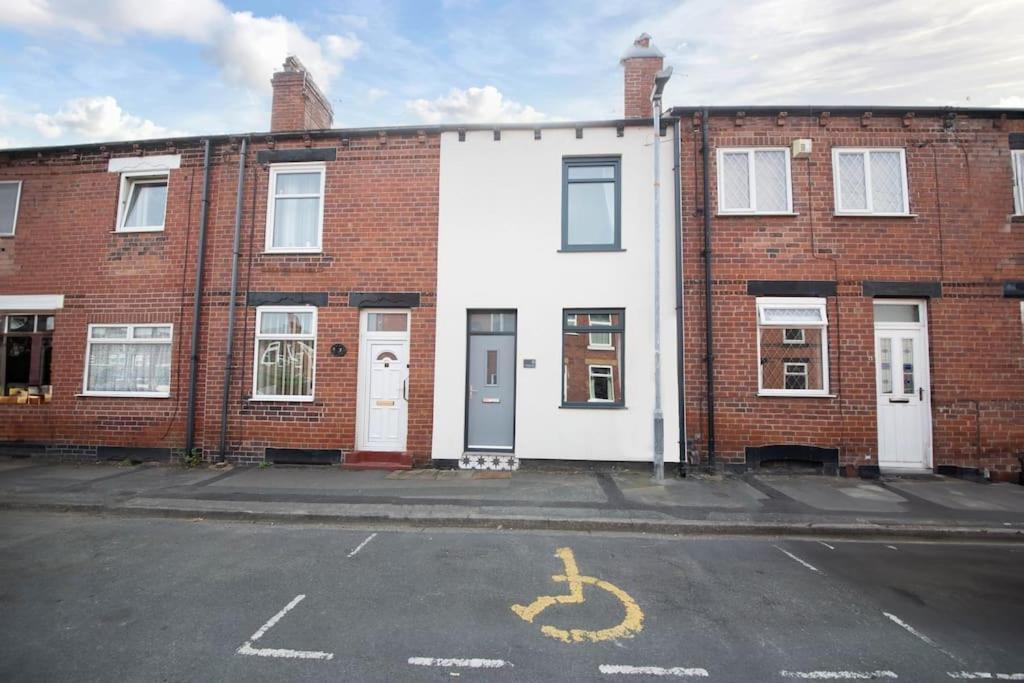 Glasswing Stays Liquorice Lodge Castleford Exterior photo