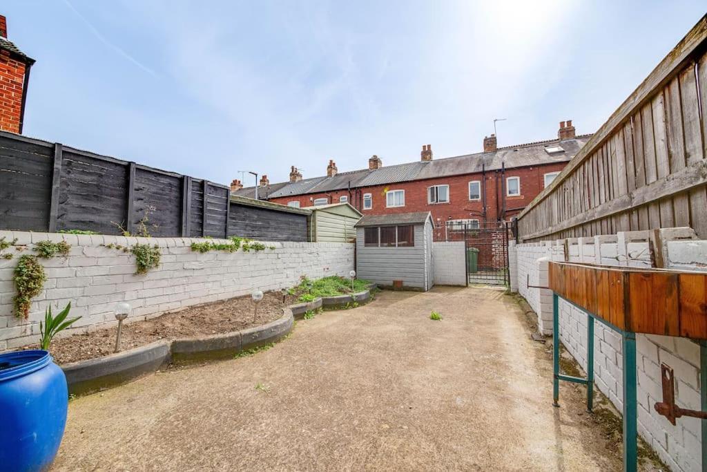 Glasswing Stays Liquorice Lodge Castleford Exterior photo